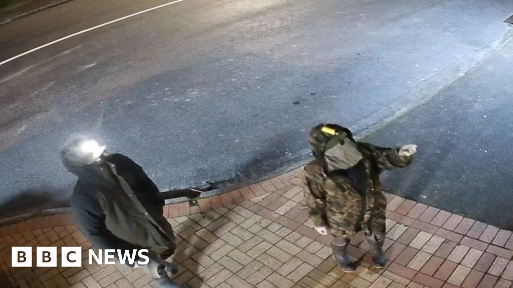 New Zealand Police Investigate: Video Possibly Showing Fugitive Tom Phillips New Zealand Police Investigate: Video Possibly Showing Fugitive Tom Phillips