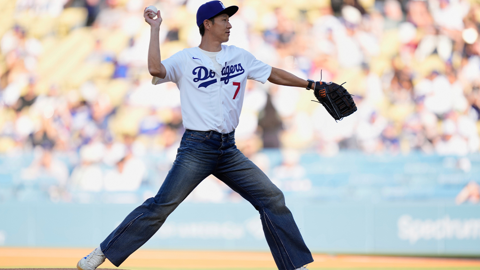 Son Heung-min Throws Ceremonial First Pitch At Dodgers Vs. Reds Game Son Heung-min Throws Ceremonial First Pitch At Dodgers Vs. Reds Game