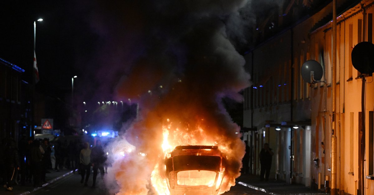 Water Cannon Deployed Amidst Petrol Bomb Attacks In Northern Ireland: Full Report Water Cannon Deployed Amidst Petrol Bomb Attacks In Northern Ireland: Full Report